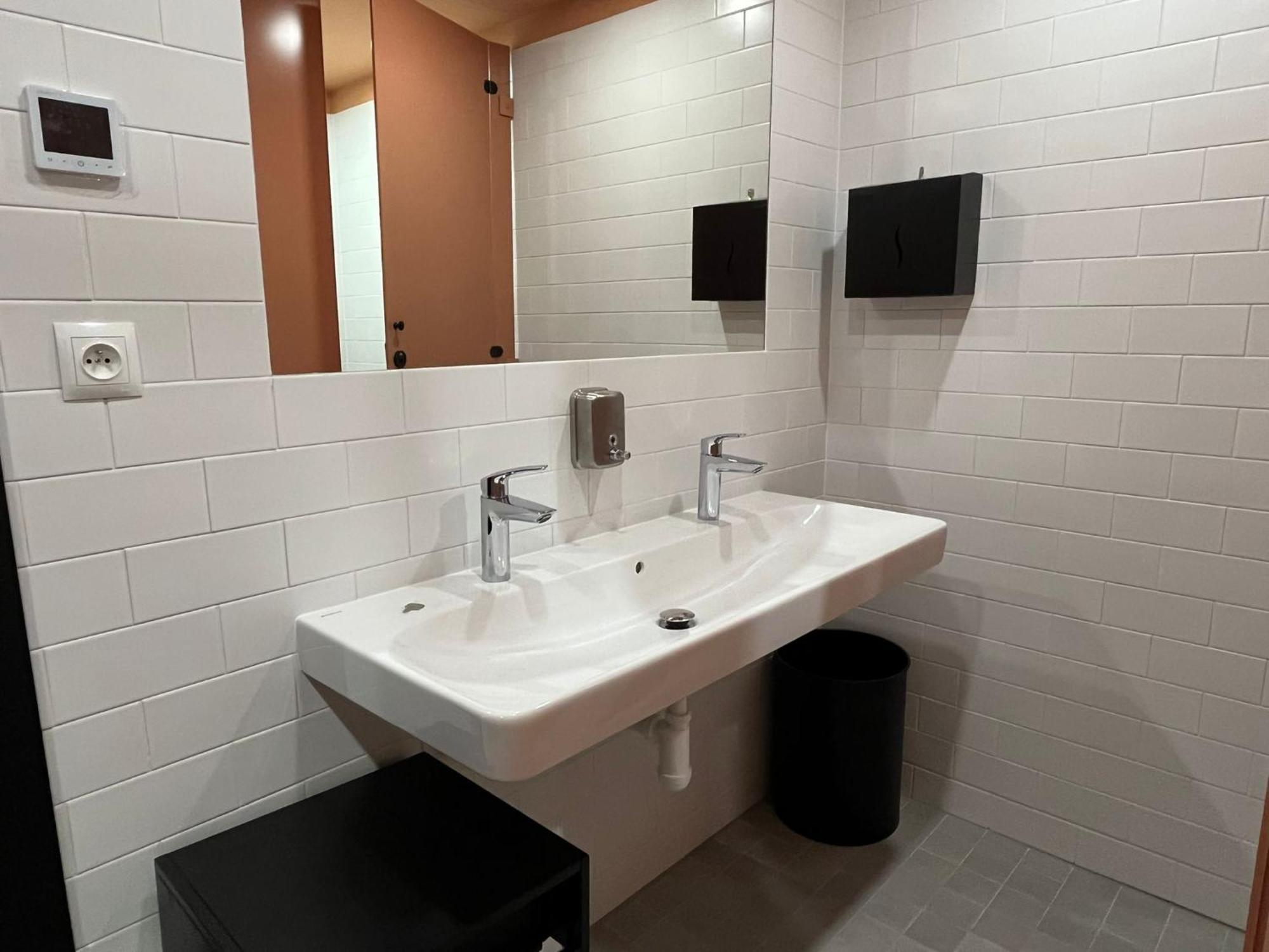 Izy Stay Hostel Bratislava Exteriör bild