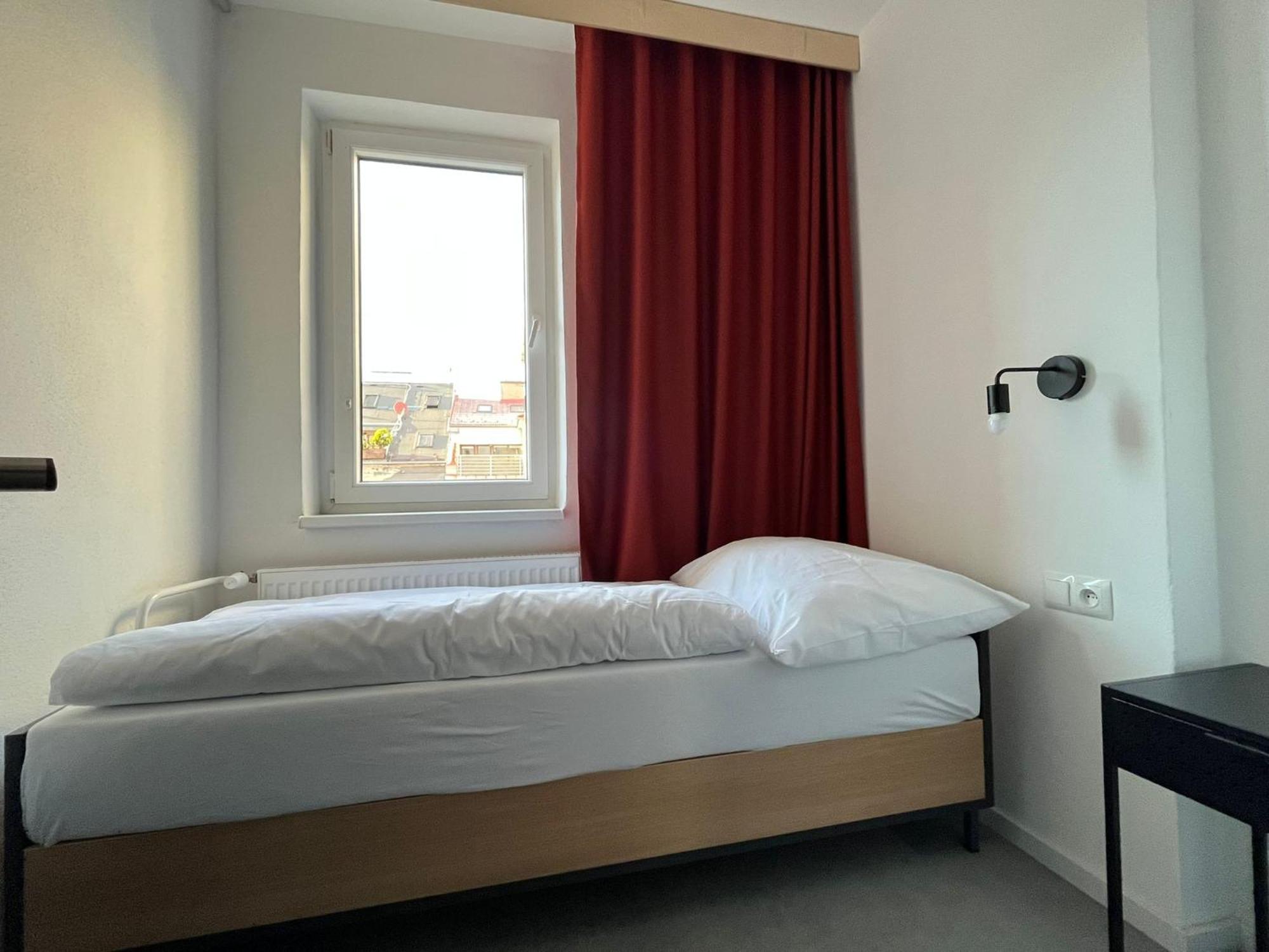 Izy Stay Hostel Bratislava Exteriör bild