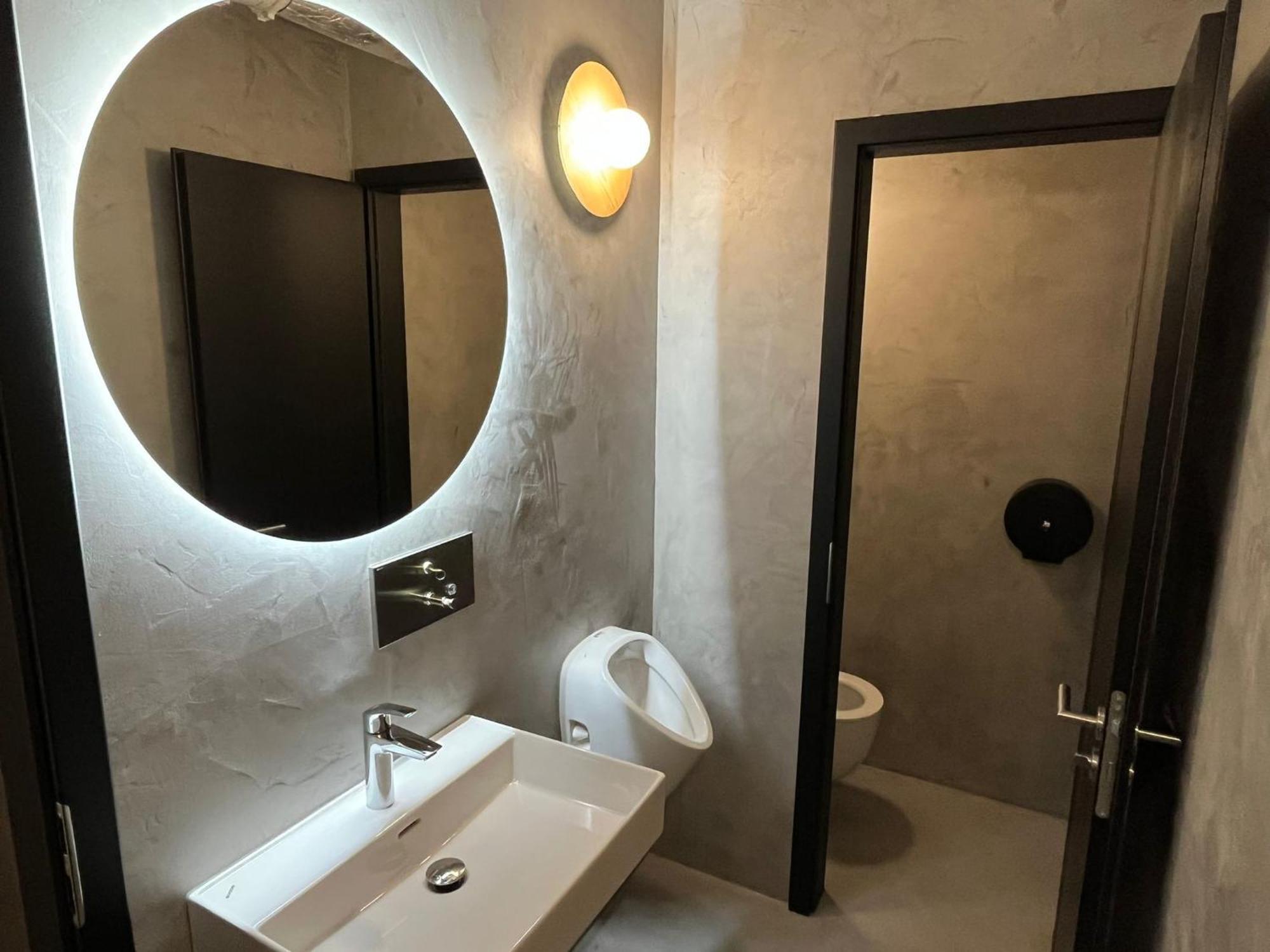Izy Stay Hostel Bratislava Exteriör bild