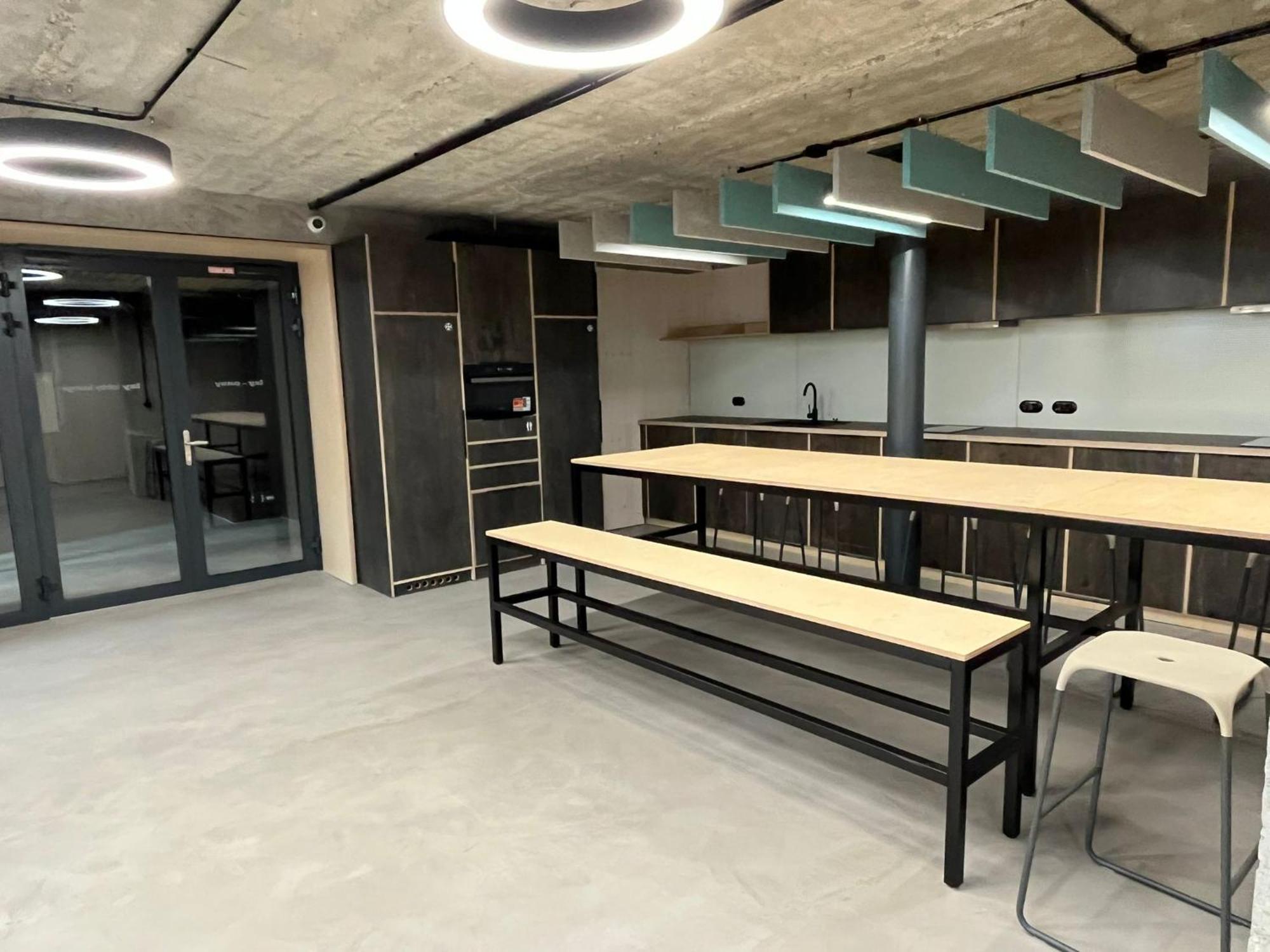 Izy Stay Hostel Bratislava Exteriör bild